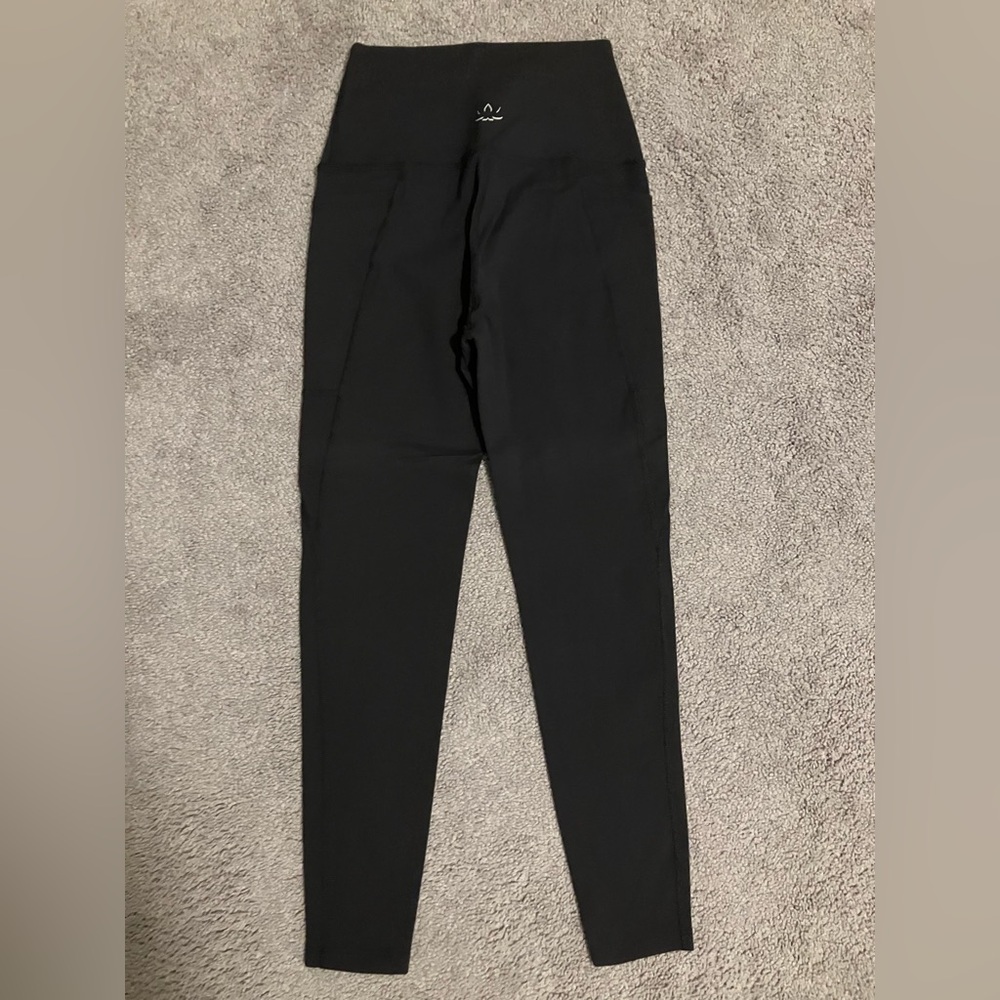 Beyond yoga black stash pocket leggings small tights